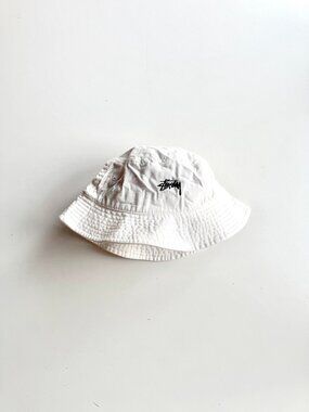 STUSSY Stock White Cotton Canvas Embroidered Logo Bucket Hat, Size L/XL